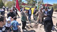 کاشت نهال به یاد دانش آموزان میناب در تبریز