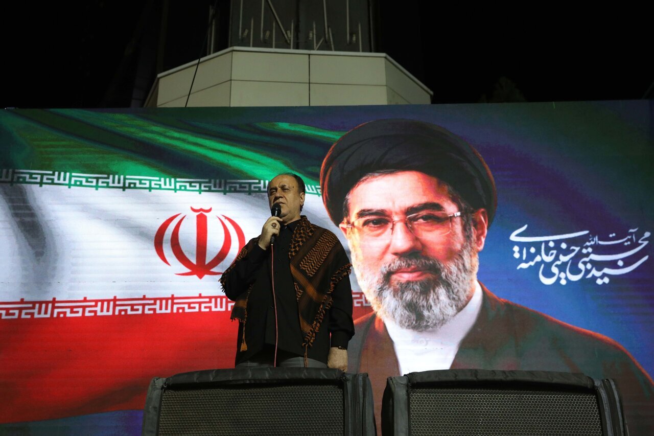 مذاکره به معنای معامله، خیانت است