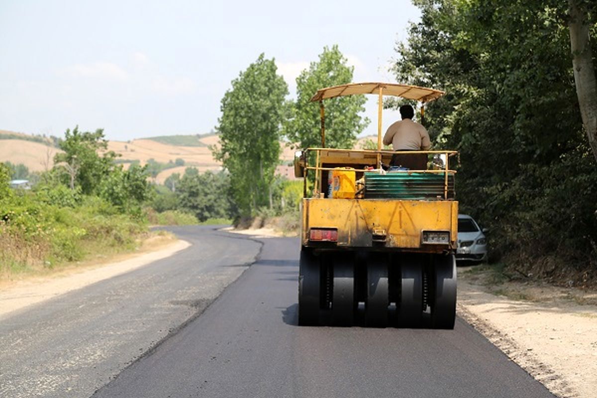 آسفالت معابر ۳ روستای بخش حنا در بختگان آسفالت معابر ۳ روستای بخش حنا در بختگان