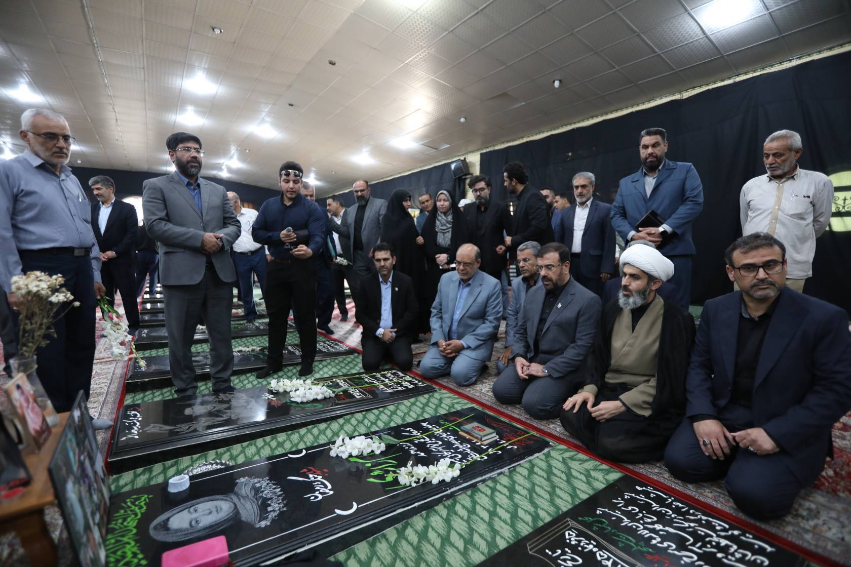 دیدار استاندار فارس با خانواده شهدای جنگ رمضان و بازدید از مناطق آسیبدیده در لامرد دیدار استاندار فارس با خانواده شهدای جنگ رمضان و بازدید از مناطق آسیبدیده در لامرد
