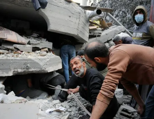 بیرون کشیدن بقایای پیکر ۱۹ فلسطینی از زیر آوارها در غزه بیرون کشیدن بقایای پیکر ۱۹ فلسطینی از زیر آوارها در غزه
